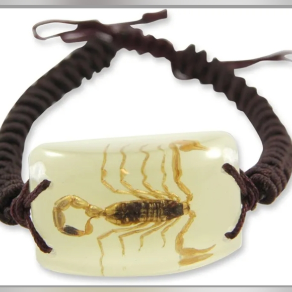 REALBUG Gold Scorpion Bracelet, Glow in The Dark, 6.5 to 10 inches adjustable - Picture 1 of 4
